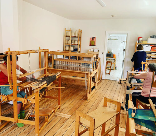 Werkstatt von Antje Vajen. Blick auf einen Webstuhl mit 2 Tritten